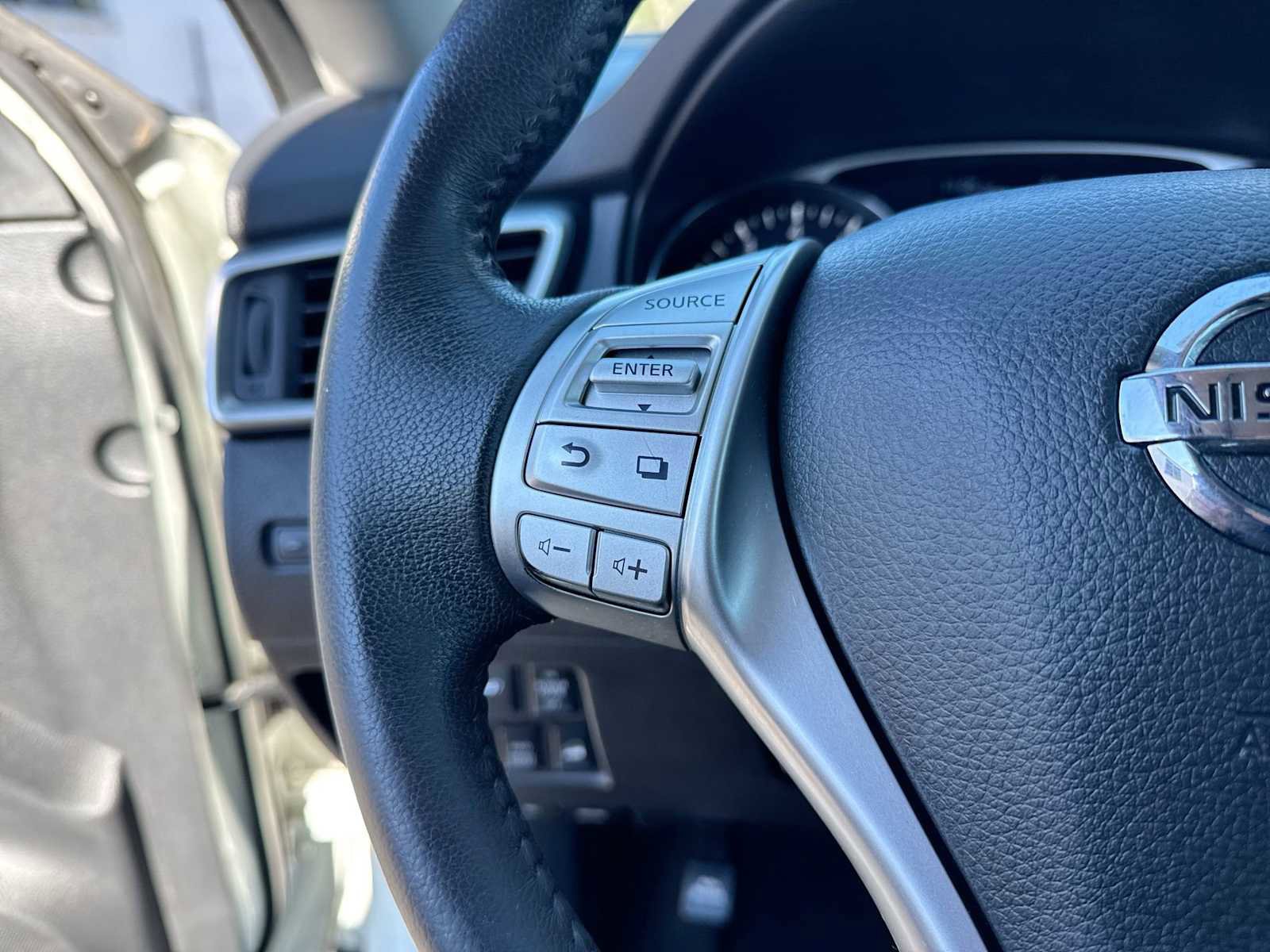 Used 2016 Nissan Rogue SL w/ SL Premium Package image 25