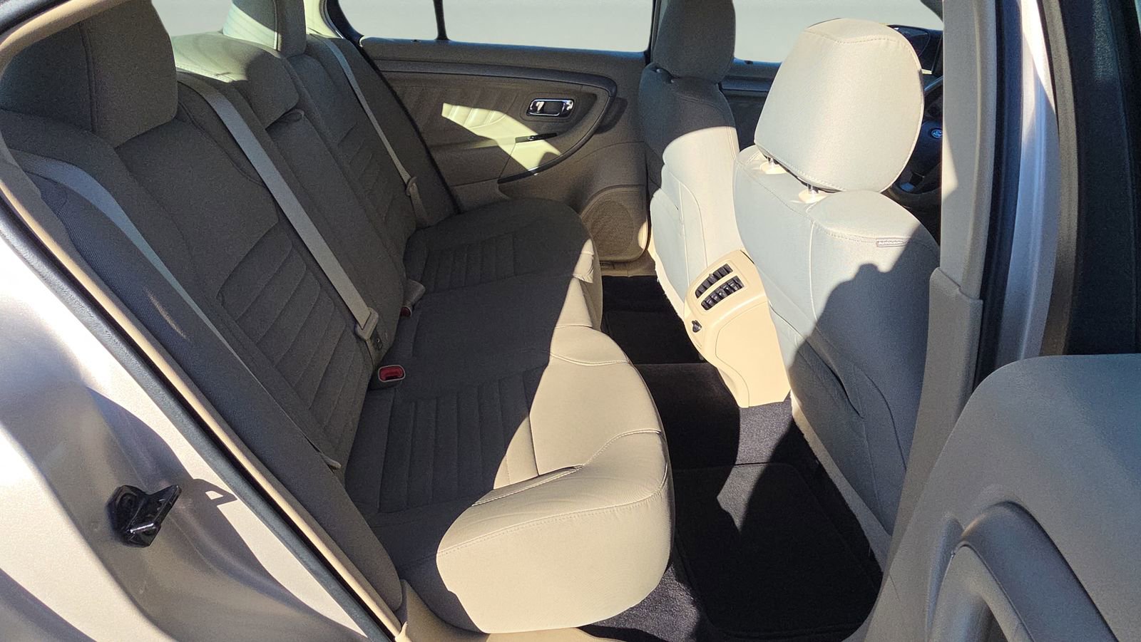 Used 2018 Ford Taurus SE FWD image 17