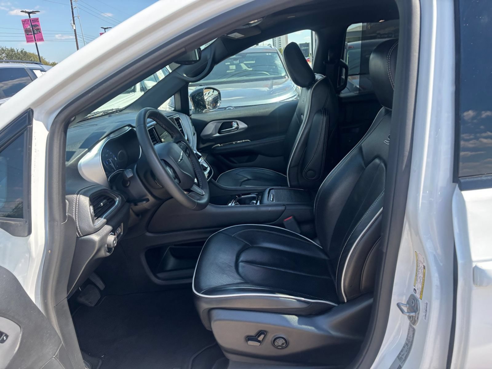 Used 2025 Chrysler Pacifica Limited FWD image 29