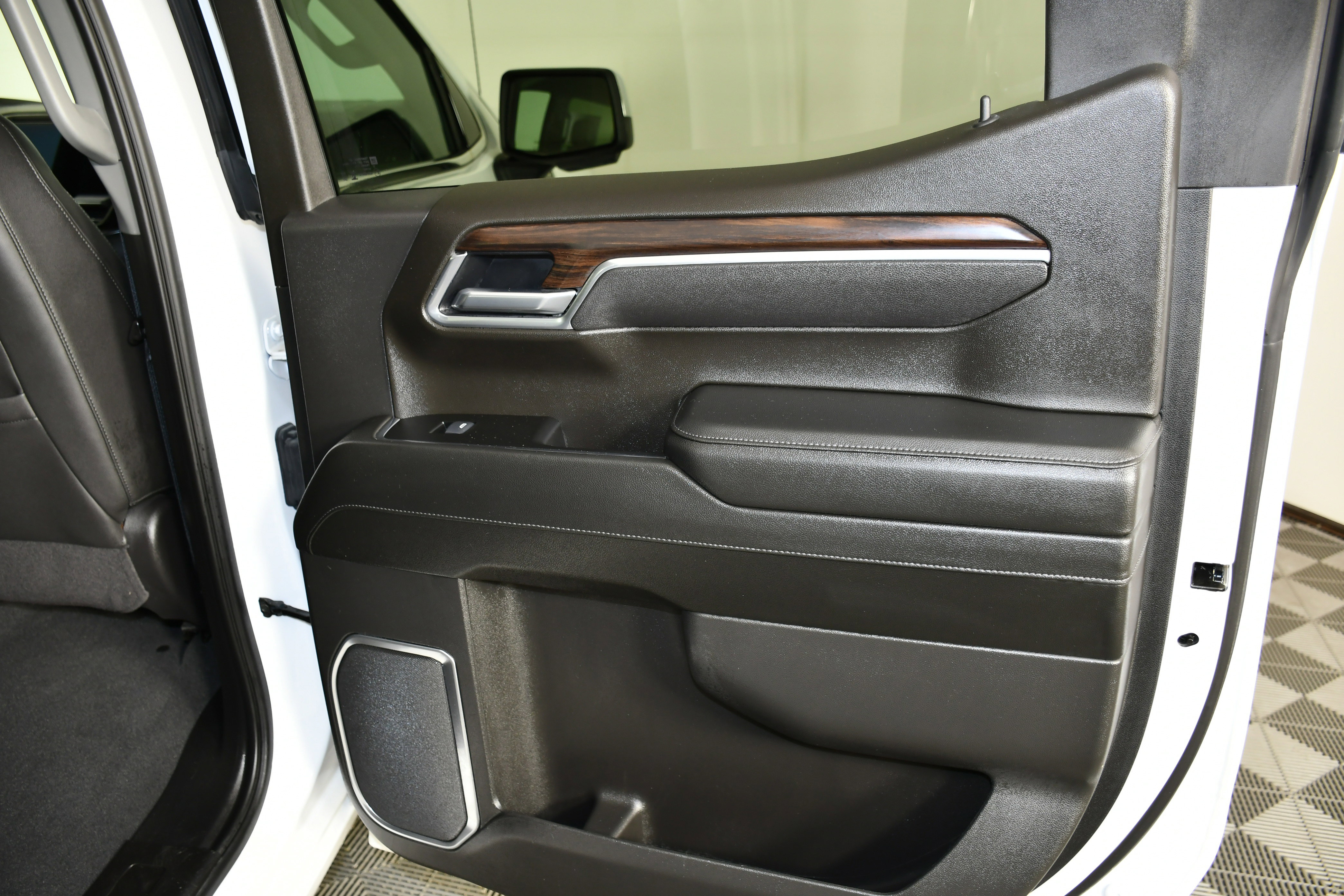 Used 2025 GMC Sierra 1500 SLT image 45