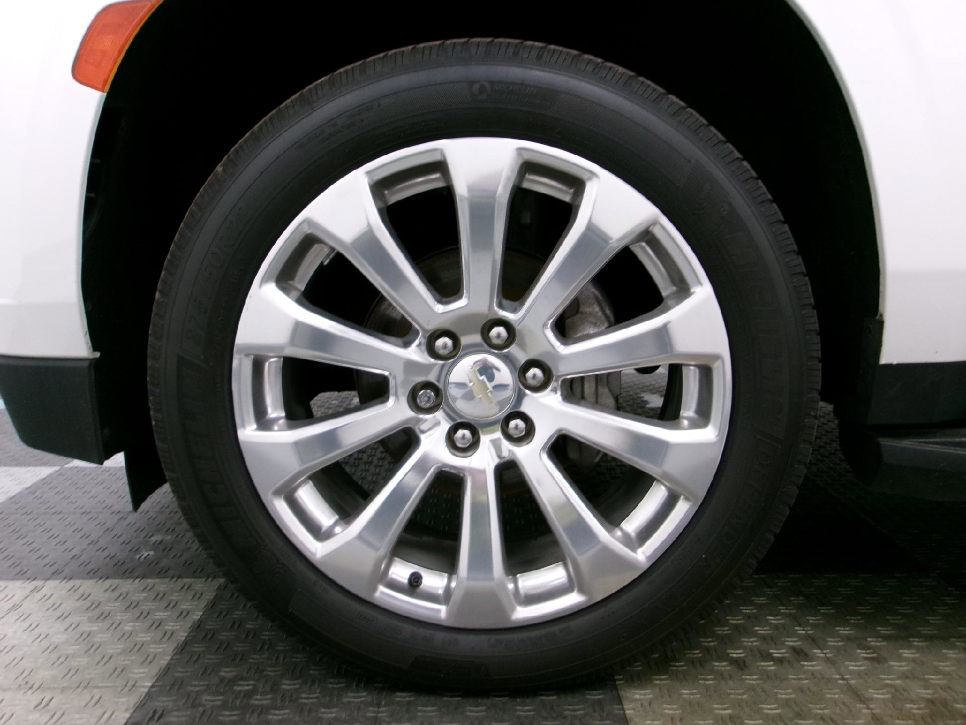 Used 2021 Chevrolet Suburban Premier w/ Premium Package image 19