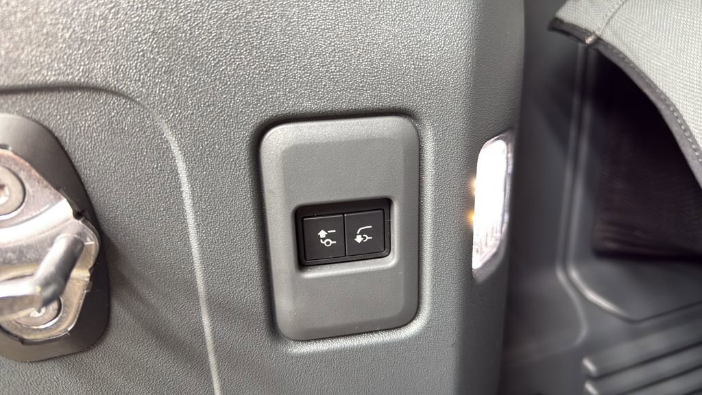 Used 2024 Land Rover Defender 110 X-Dynamic SE AWD/4WD image 19