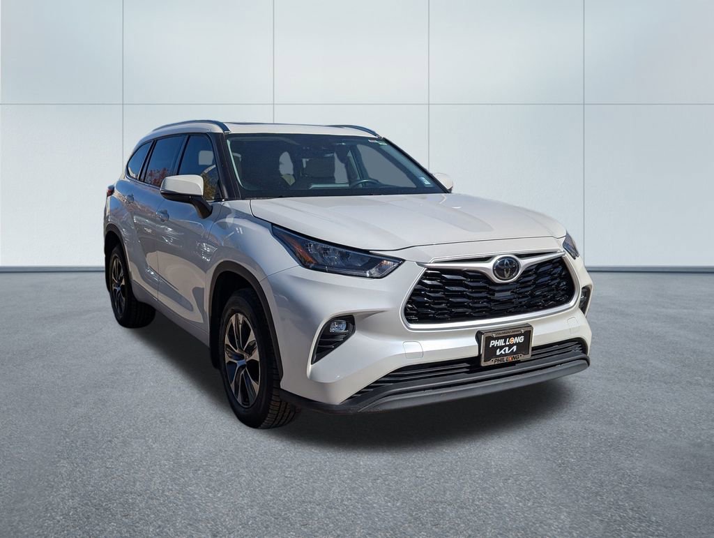 Used 2020 Toyota Highlander XLE image 3