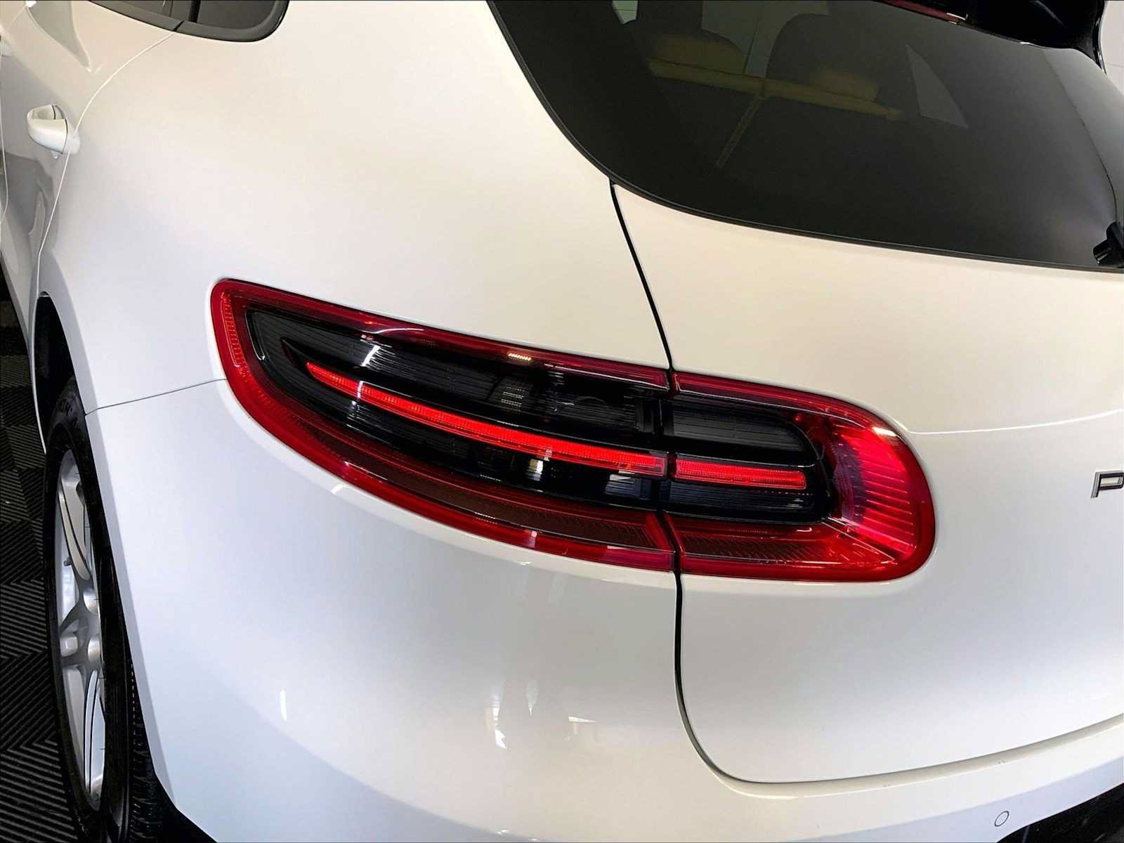 Certified 2018 Porsche Macan AWD/4WD image 30