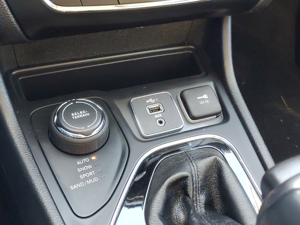 Used 2020 Jeep Cherokee Limited image 24