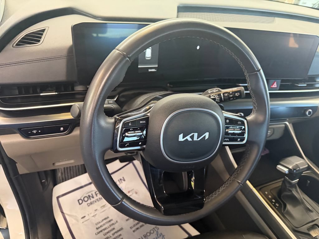 Used 2025 Kia Carnival FWD image 14