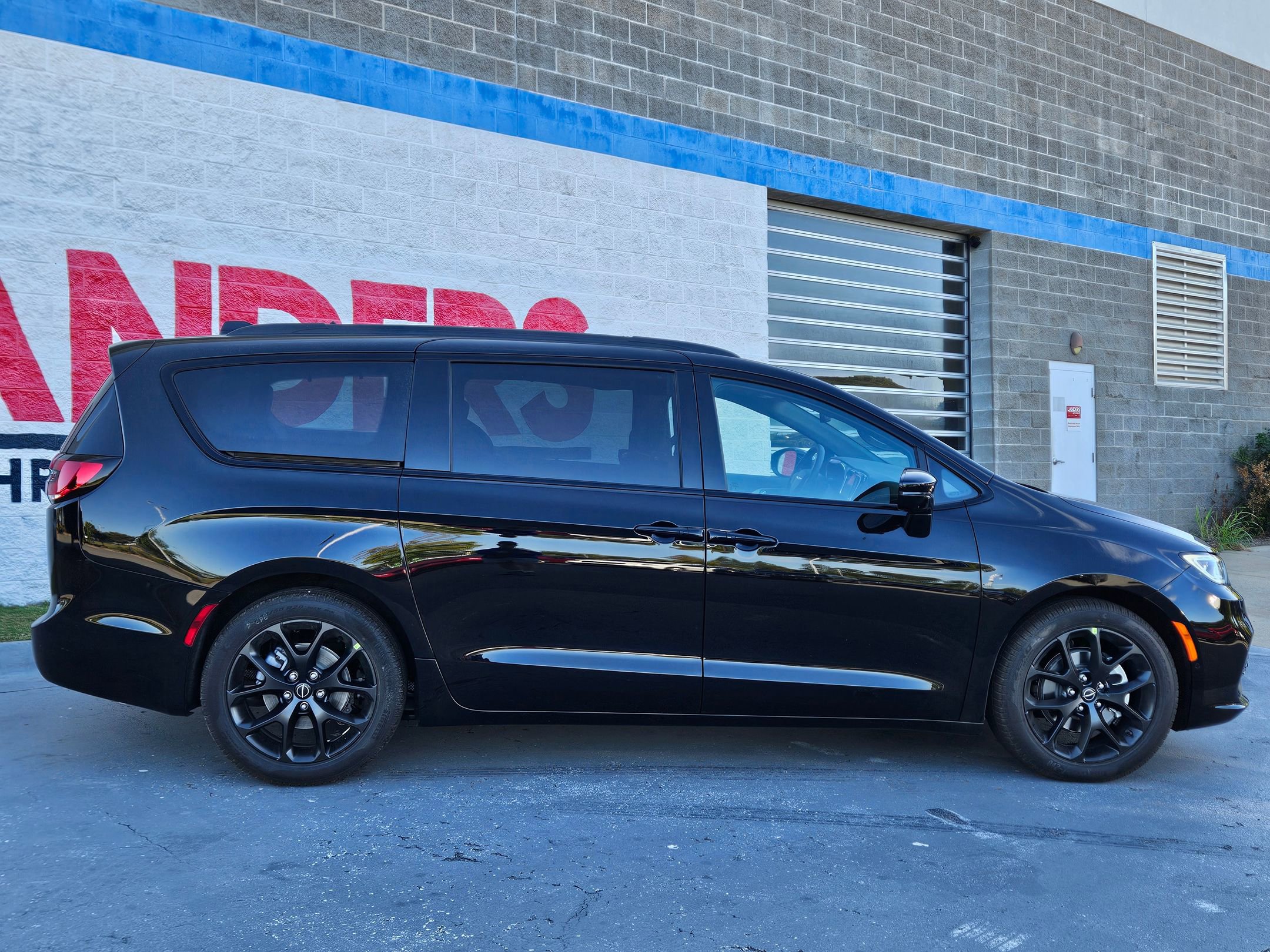 New 2026 Chrysler Pacifica Limited image 8