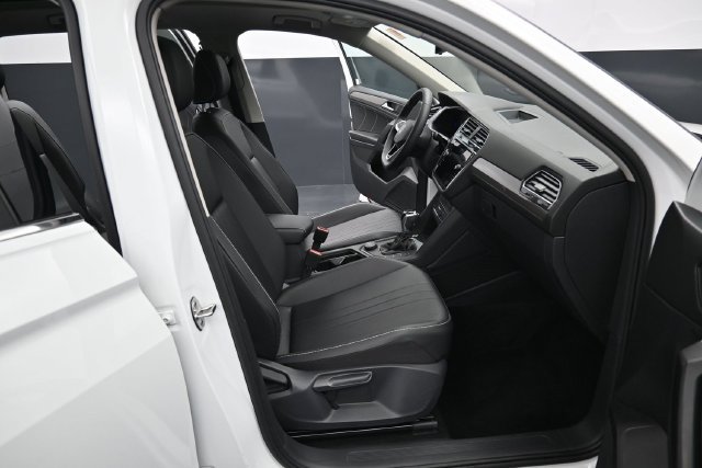 Used 2022 Volkswagen Tiguan SE AWD/4WD image 34