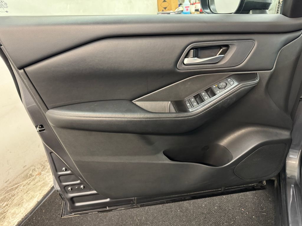 Used 2025 Nissan Rogue SV image 14