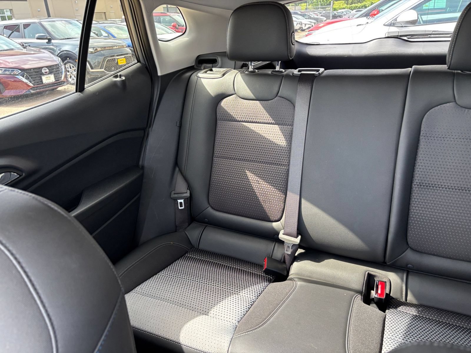 Used 2025 Chevrolet Trax LT FWD image 38