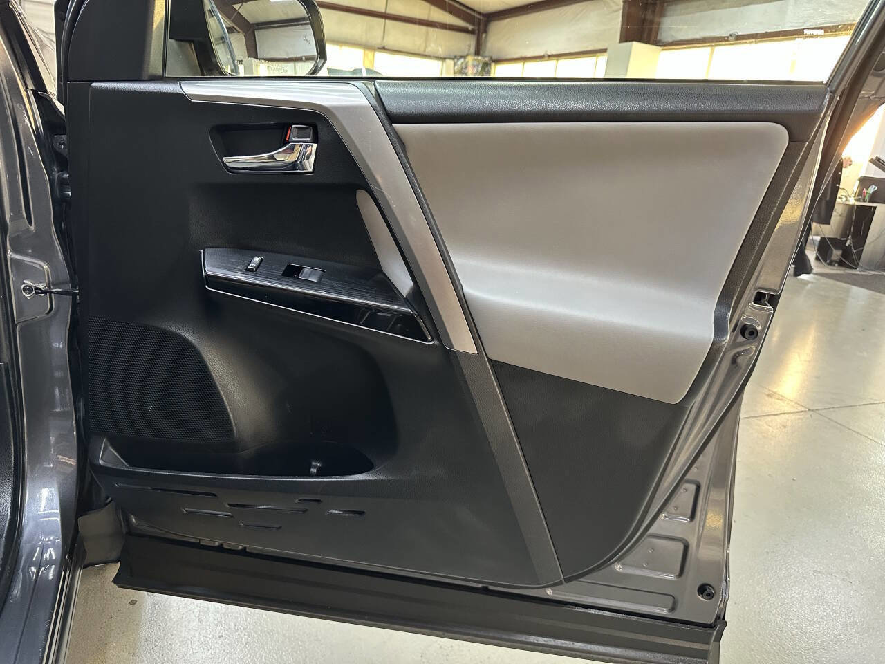 Used 2016 Toyota RAV4 Limited image 16