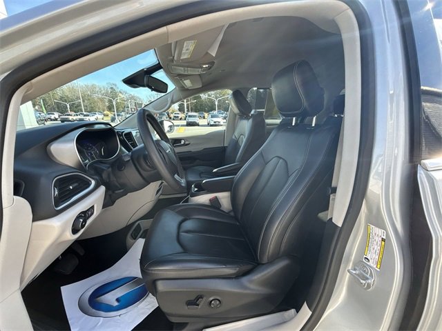 Used 2024 Chrysler Pacifica Touring-L image 13
