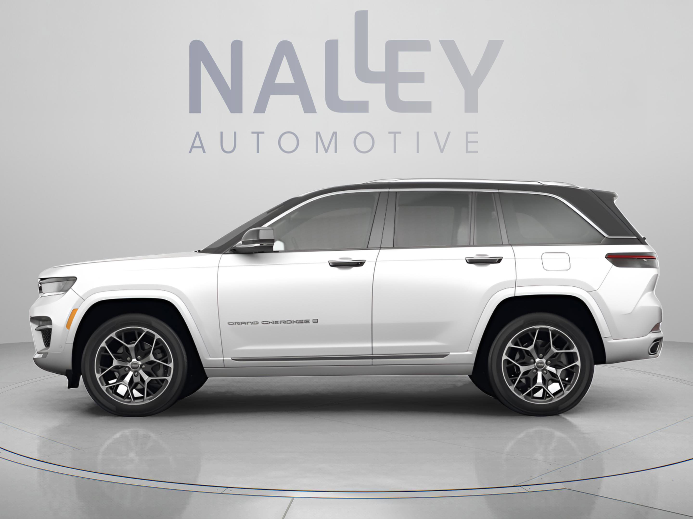 Used 2023 Jeep Grand Cherokee Summit AWD/4WD image 2