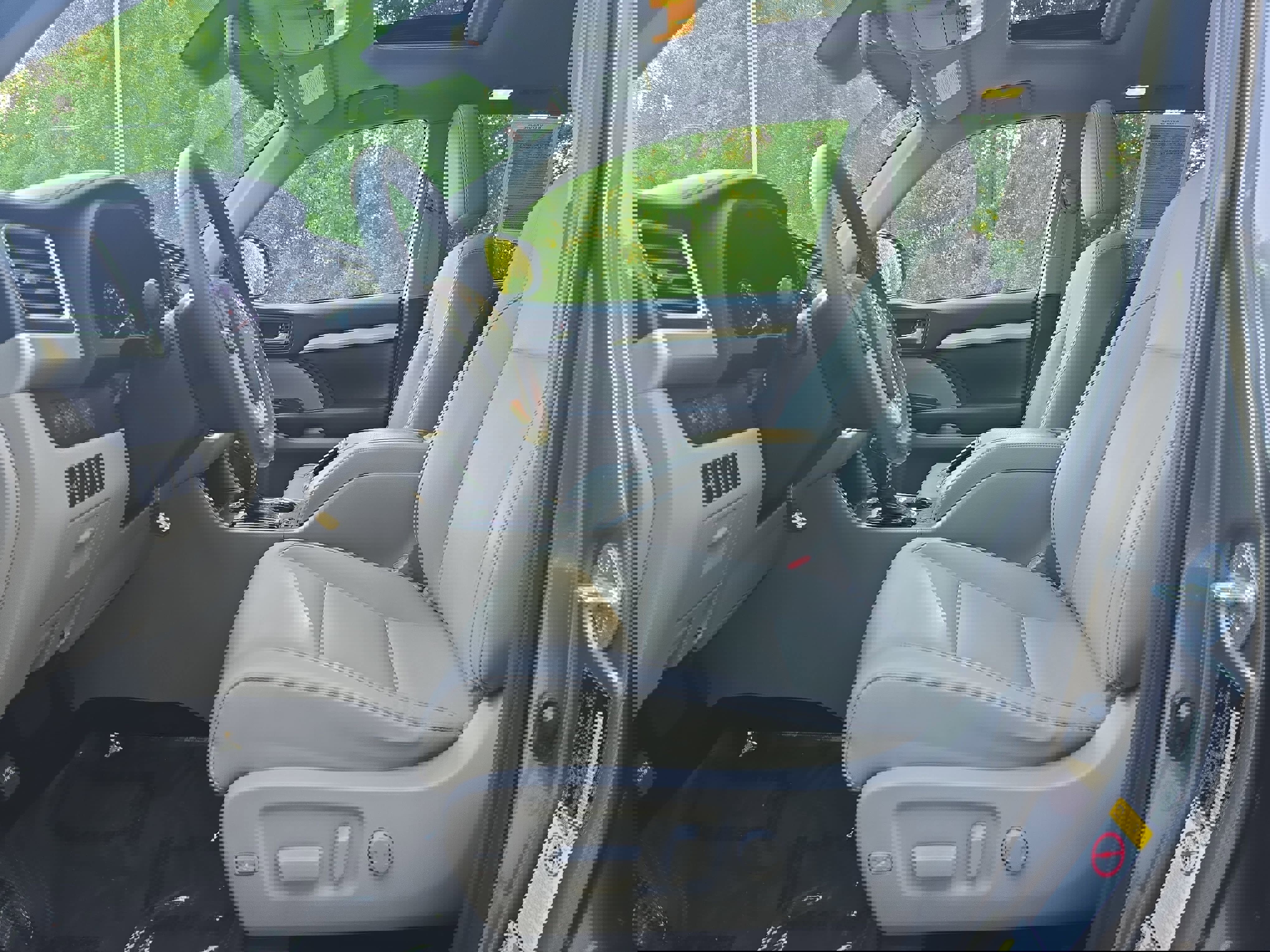 Used 2019 Toyota Highlander XLE FWD image 14