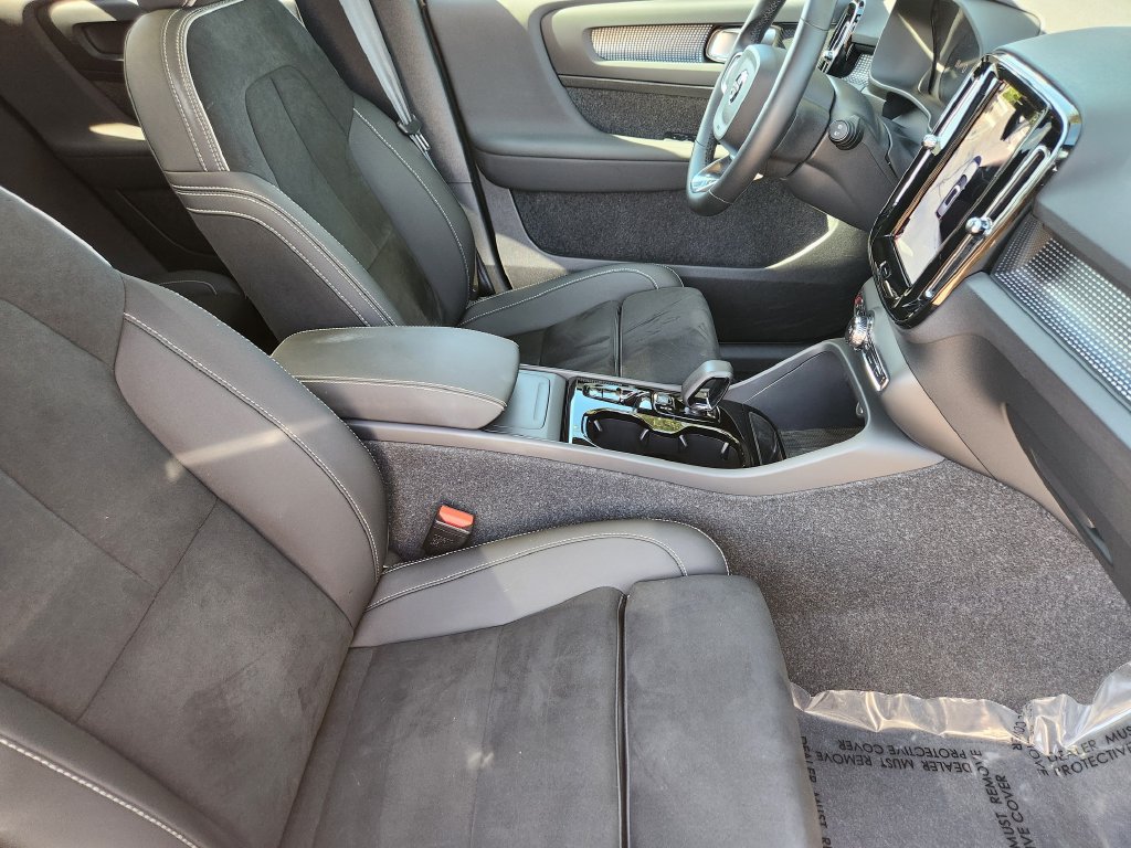 Used 2025 Volvo XC40 B5 Plus AWD/4WD image 5