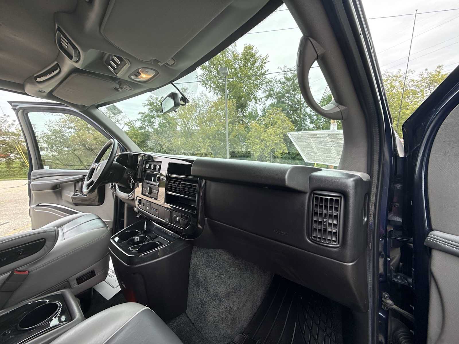 Used 2015 Chevrolet Express 2500 RWD image 27