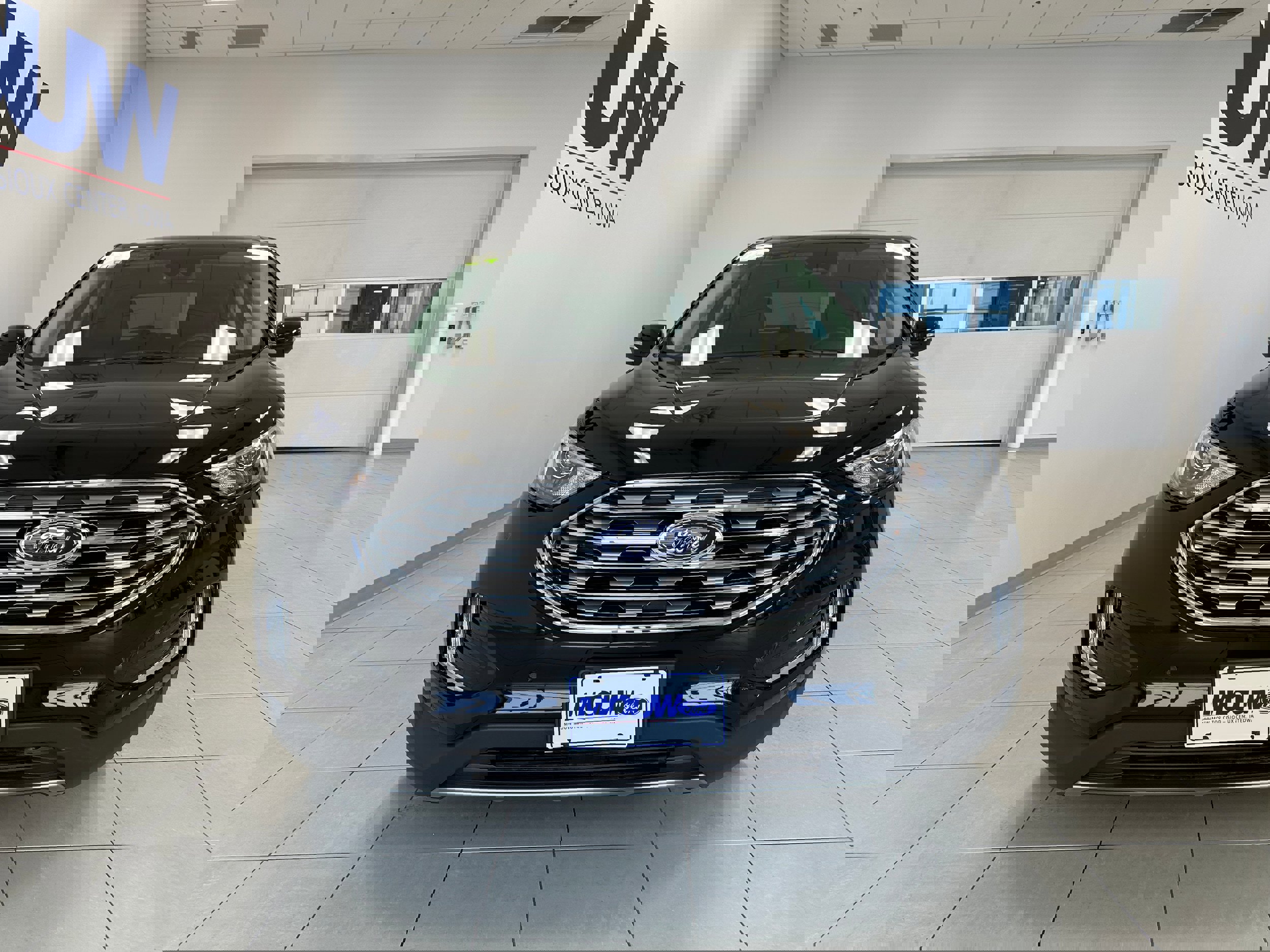 Used 2024 Ford Edge Titanium image 3