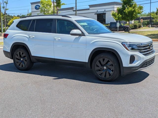 Used 2024 Volkswagen Atlas SE w/ Black Wheel Package FWD image 2