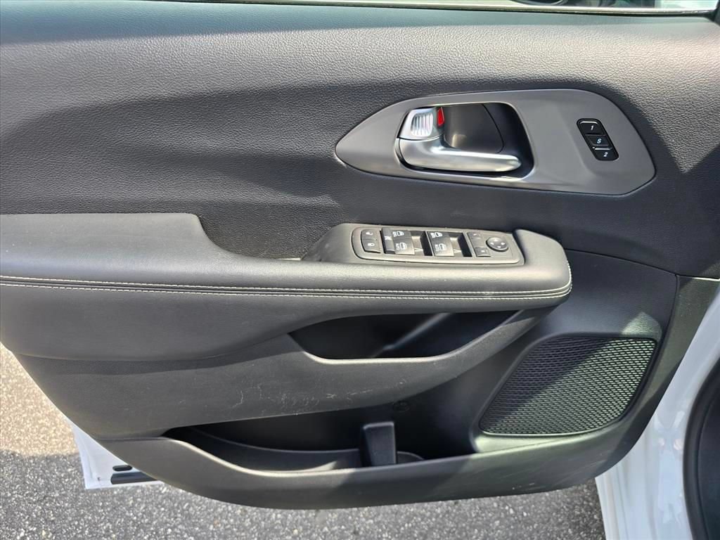 Used 2025 Chrysler Pacifica Select FWD image 9