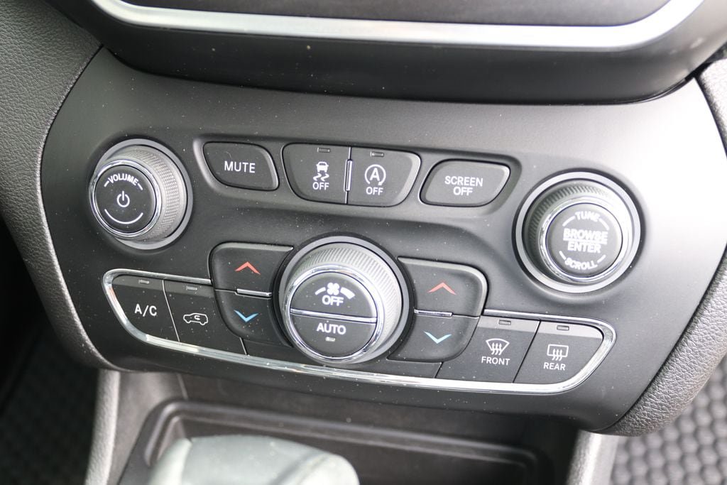Used 2021 Jeep Cherokee Trailhawk AWD/4WD image 14