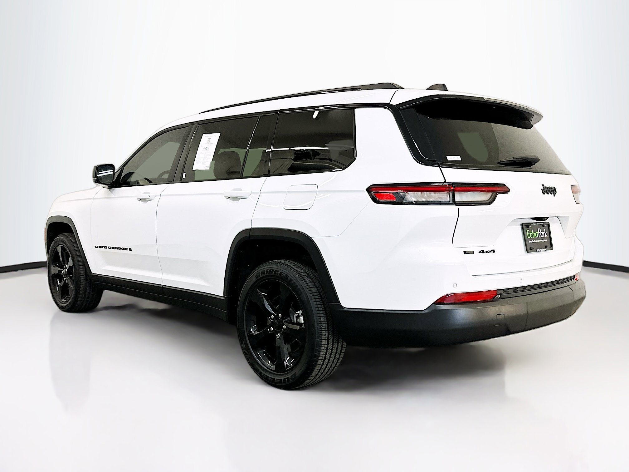 Used 2023 Jeep Grand Cherokee L Laredo image 5