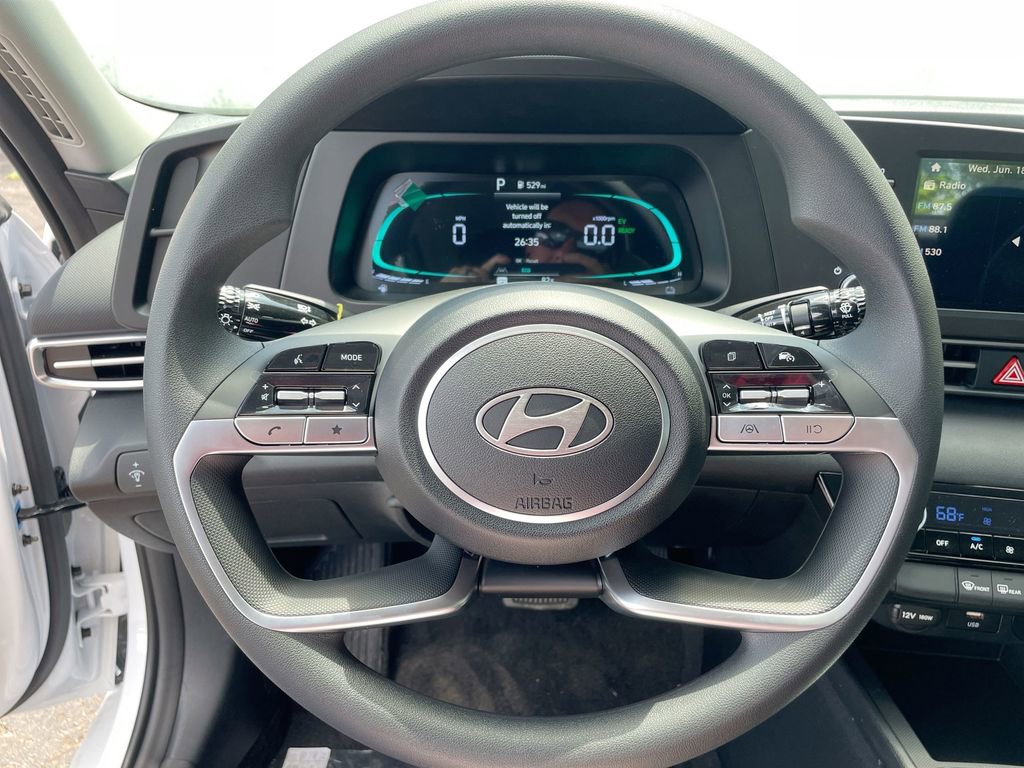 Used 2025 Hyundai Elantra Blue image 41
