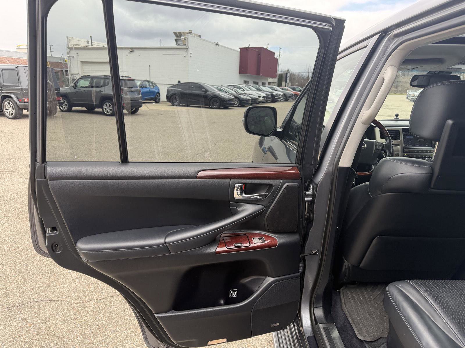 Used 2015 Lexus LX 570 4WD image 23