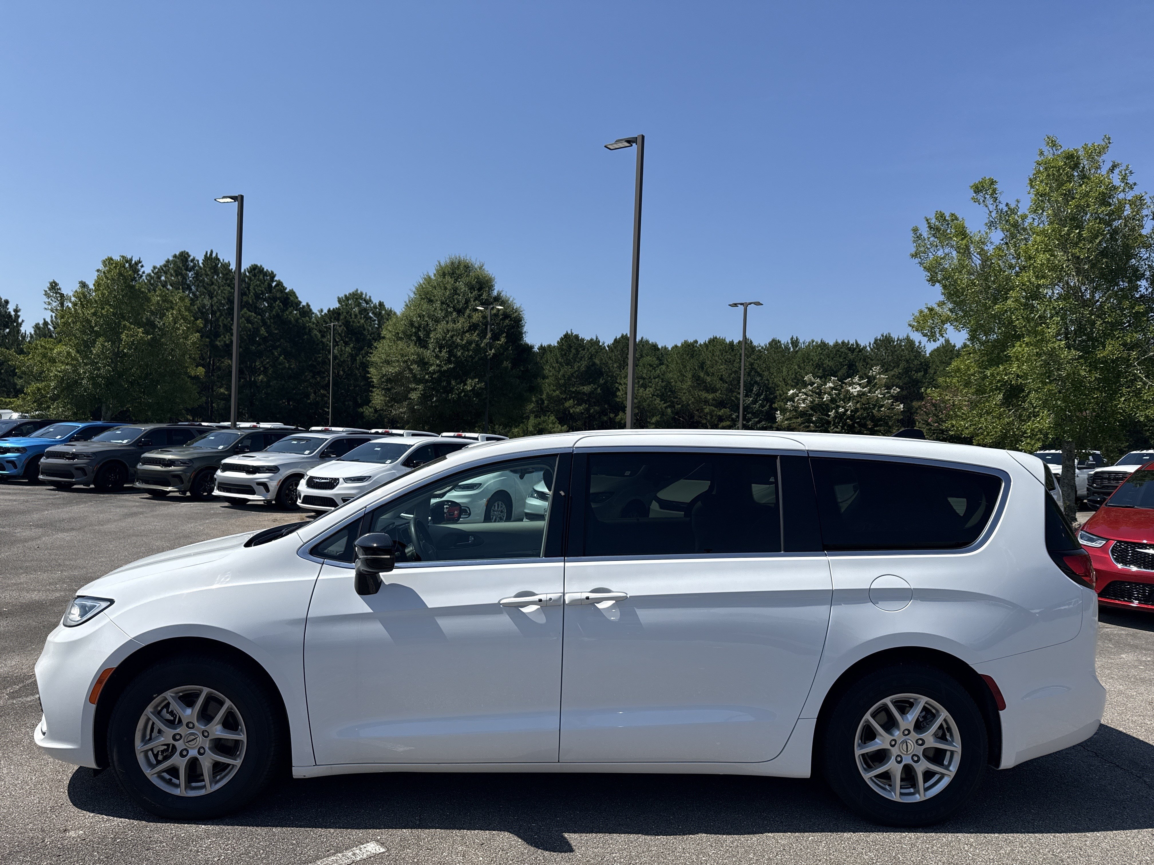 Used 2024 Chrysler Pacifica Touring-L FWD image 4