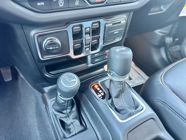 Used 2025 Jeep Wrangler Unlimited Sahara AWD/4WD image 22