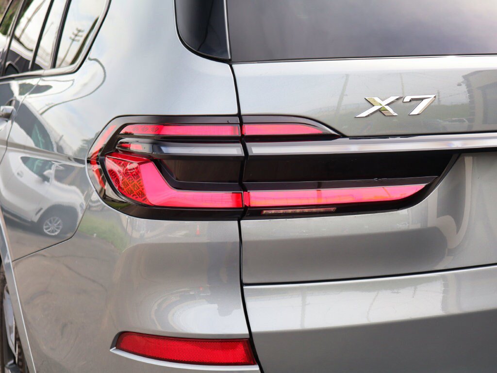 Used 2025 BMW X7 xDrive40i w/ M Sport Package AWD/4WD image 12