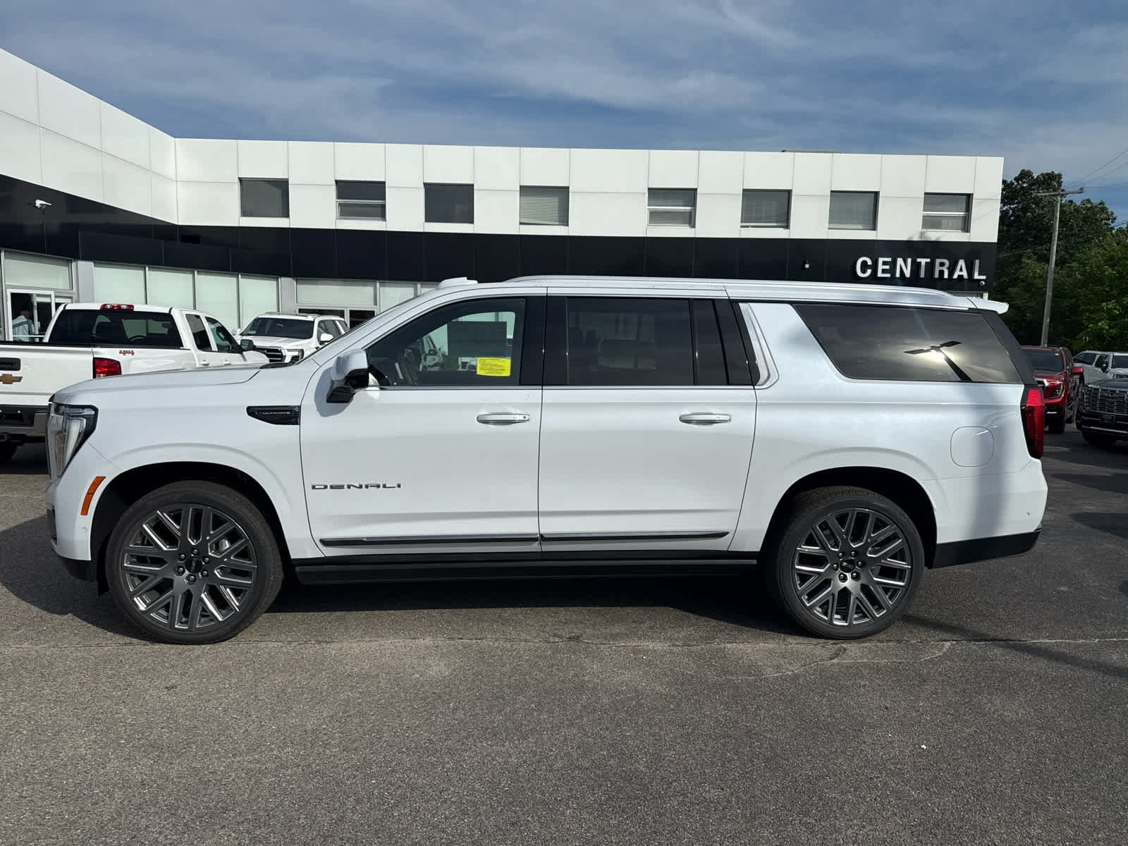 New 2026 GMC Yukon XL Denali Ultimate AWD/4WD image 2