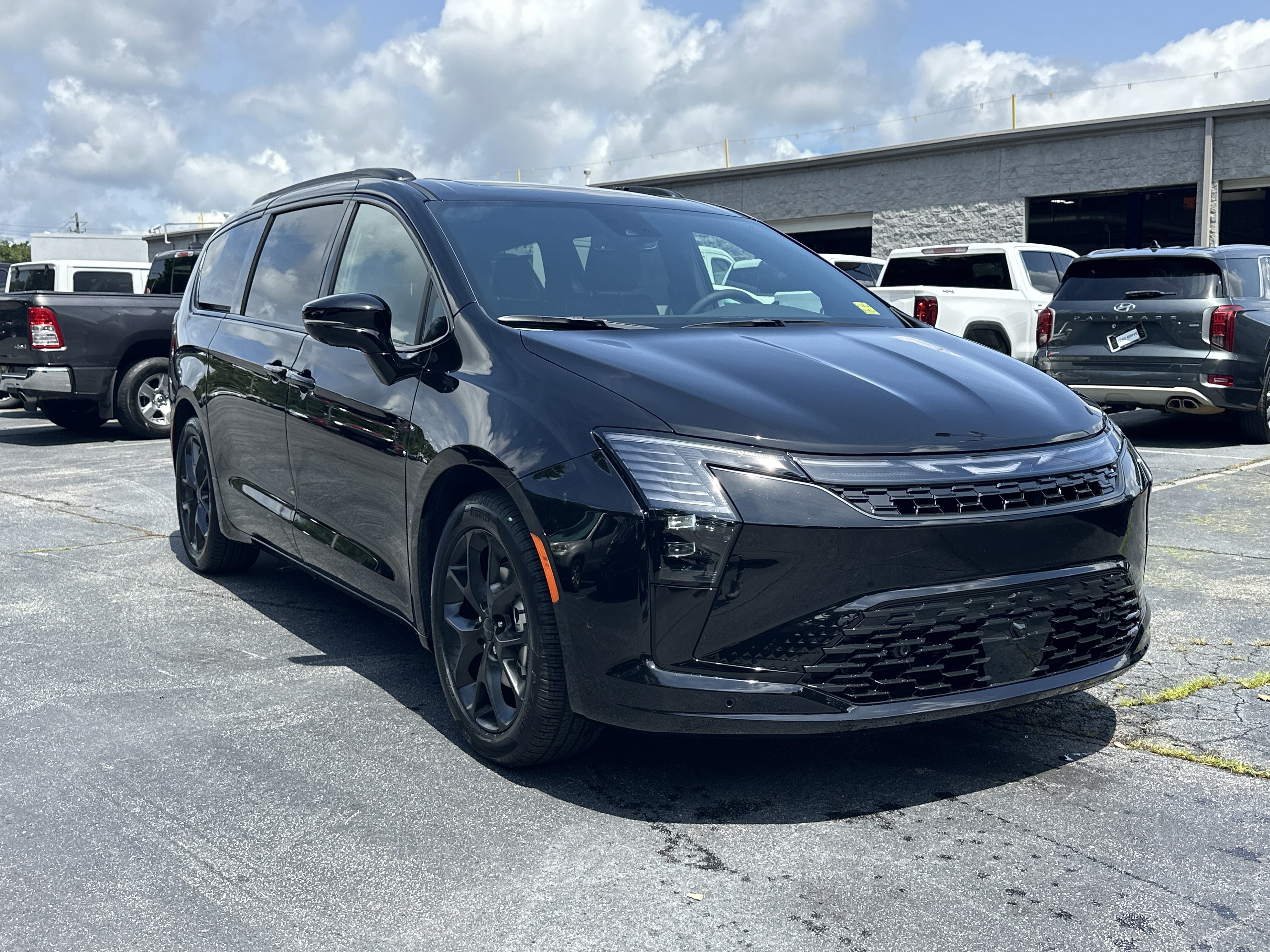 New 2027 Chrysler Pacifica Limited FWD image 2
