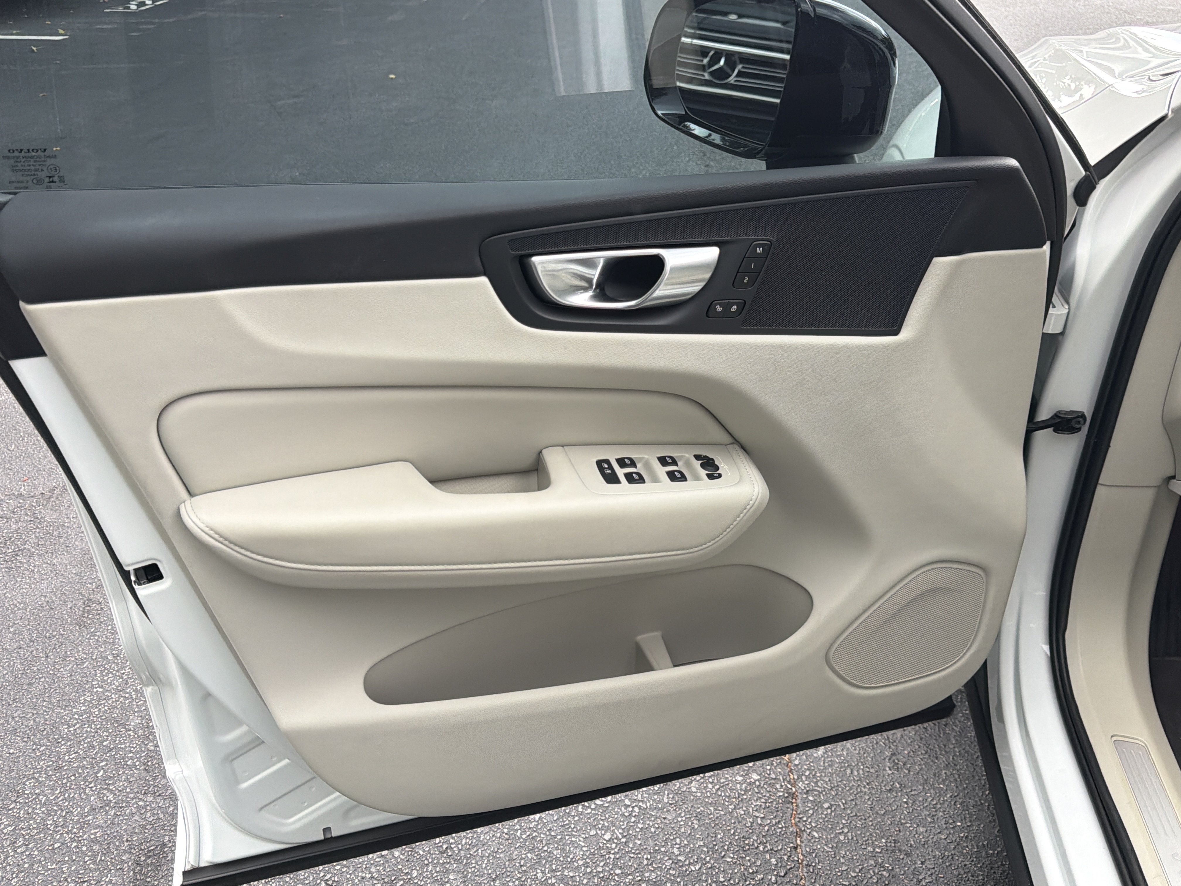 Certified 2024 Volvo XC60 B5 Plus w/ Protection Package Premier AWD/4WD image 50