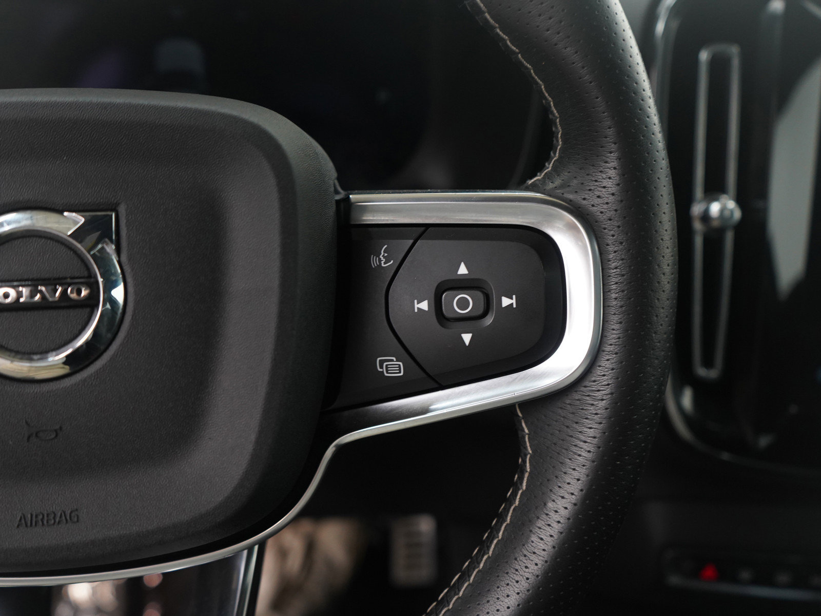 Used 2021 Volvo XC40 P8 Recharge w/ Advanced Package image 25