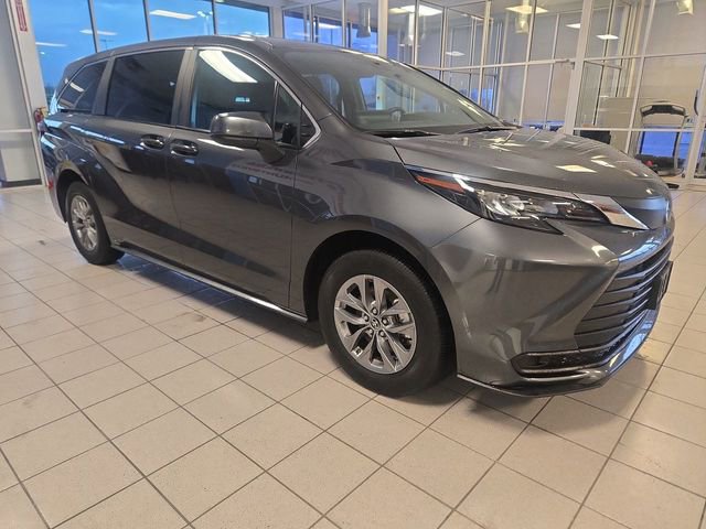 Used 2025 Toyota Sienna LE image 2