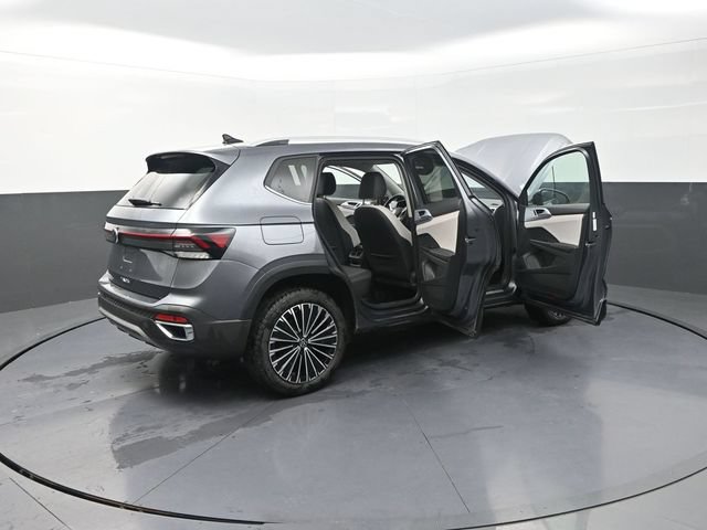 Used 2026 Volkswagen Taos SE FWD image 44