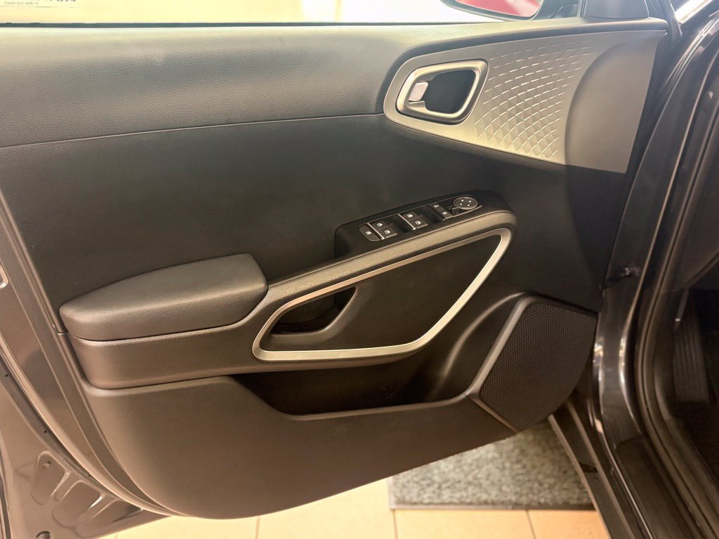 Used 2023 Kia Soul LX FWD image 16