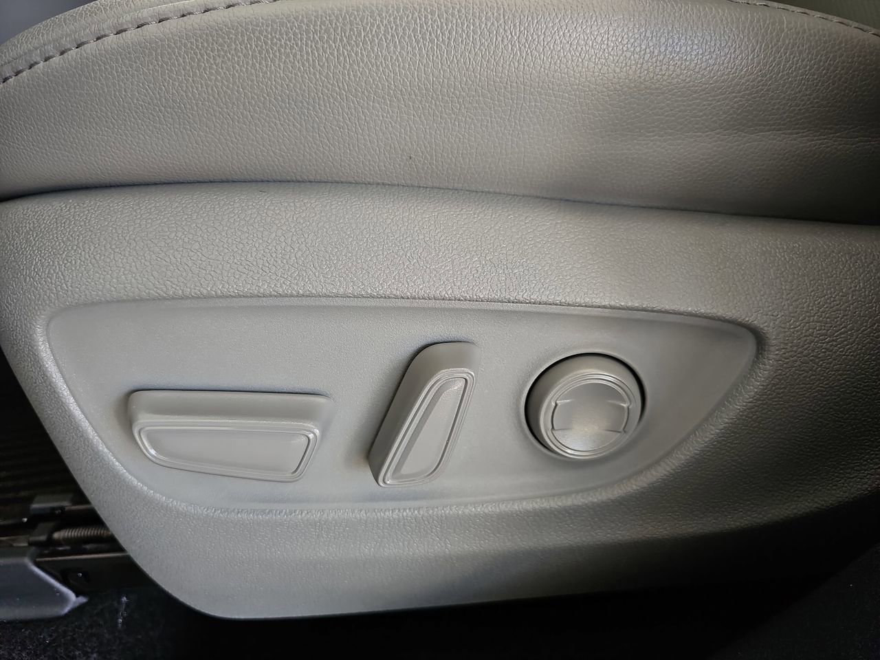 Used 2021 Toyota Highlander Limited image 35