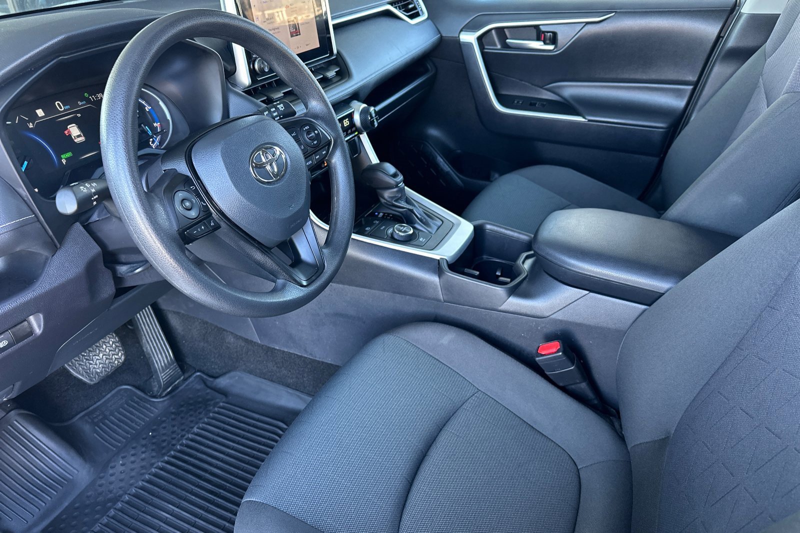 Used 2025 Toyota RAV4 XLE image 12