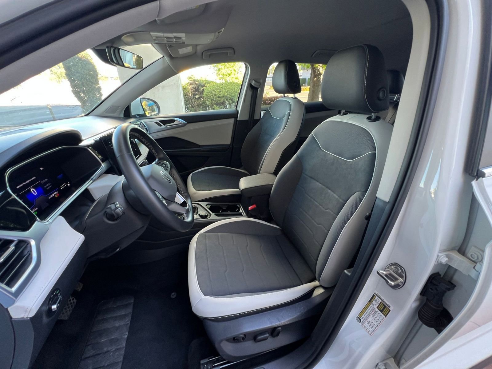 Used 2025 Volkswagen Taos SE image 37