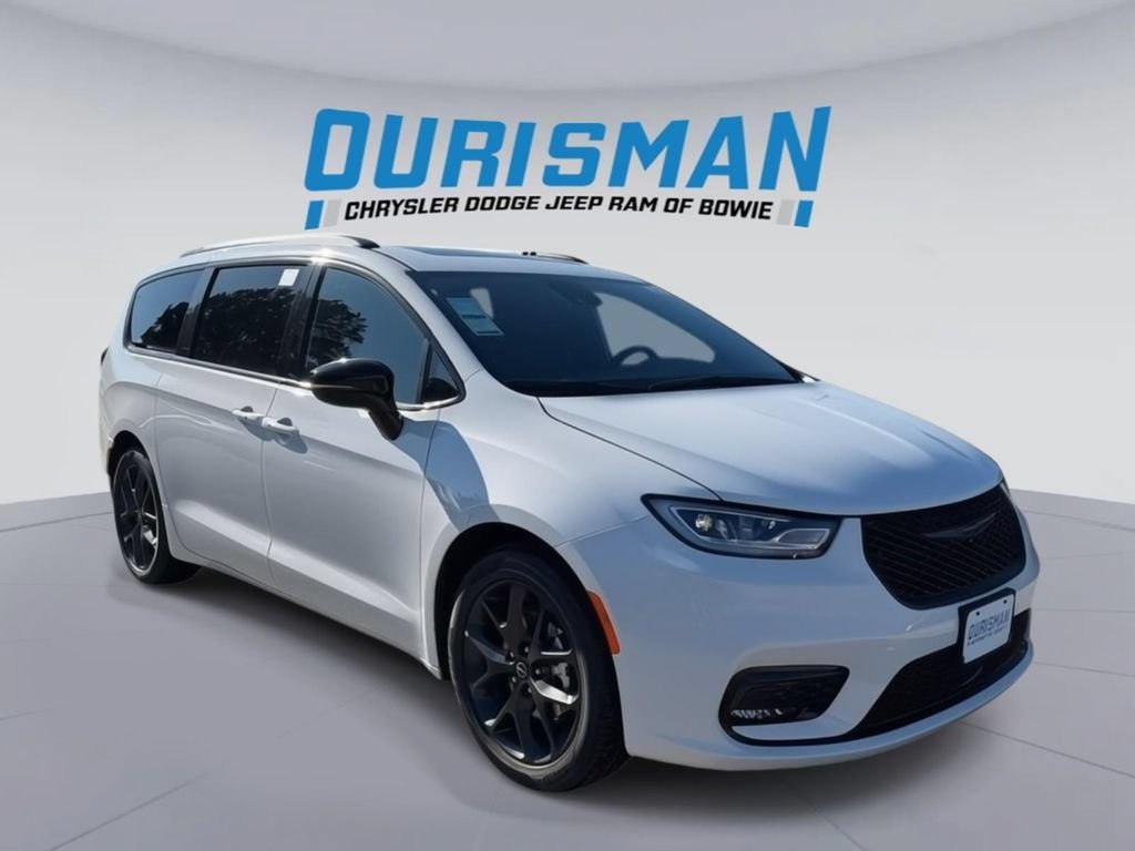 New 2026 Chrysler Pacifica Limited w/ Uconnect Theater Family Group