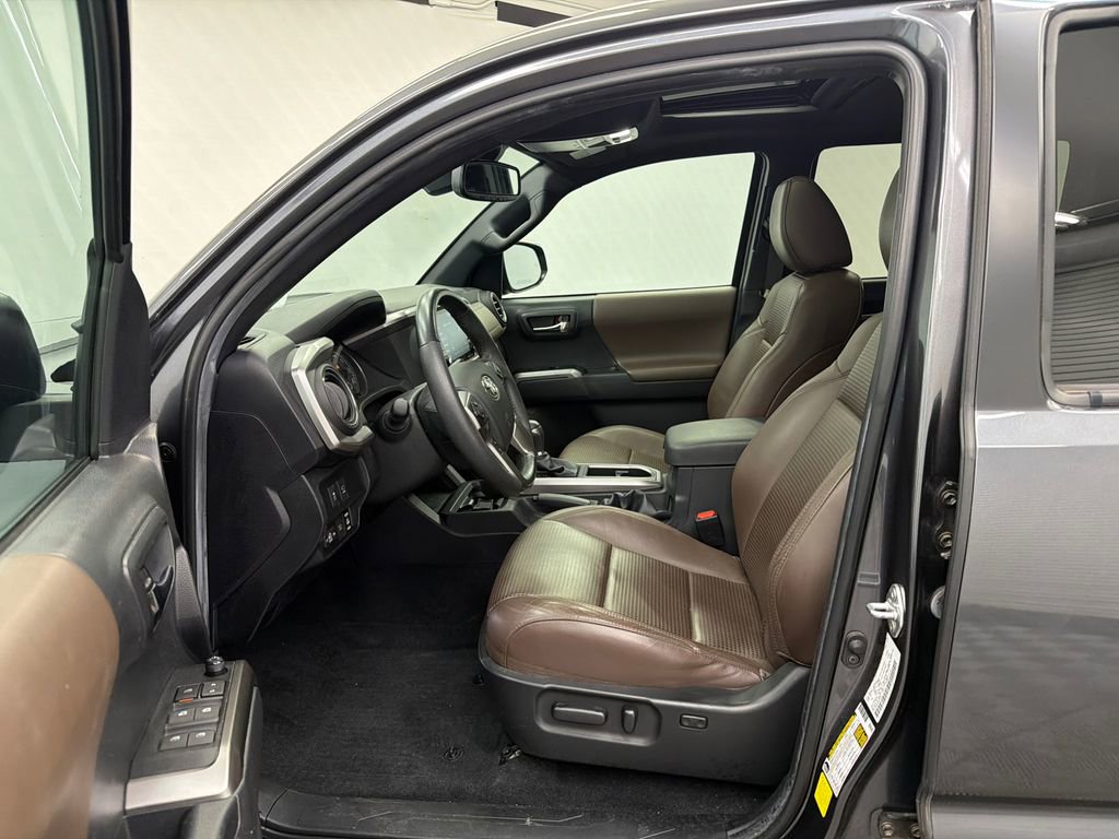 Used 2022 Toyota Tacoma Limited AWD/4WD image 9