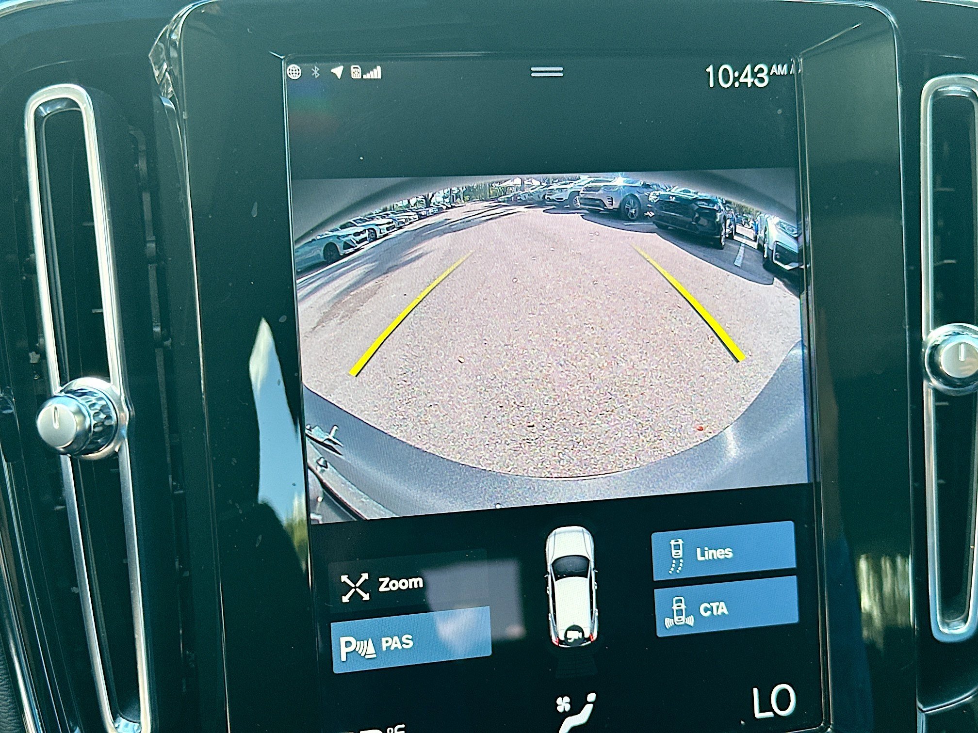 Used 2021 Volvo XC40 T4 R-Design image 15