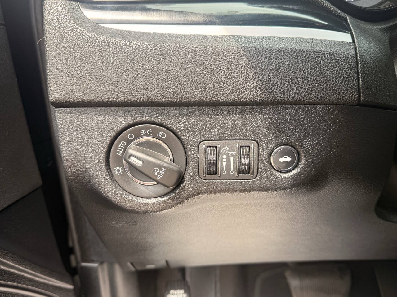 Used 2018 Chrysler 300 S AWD/4WD image 13