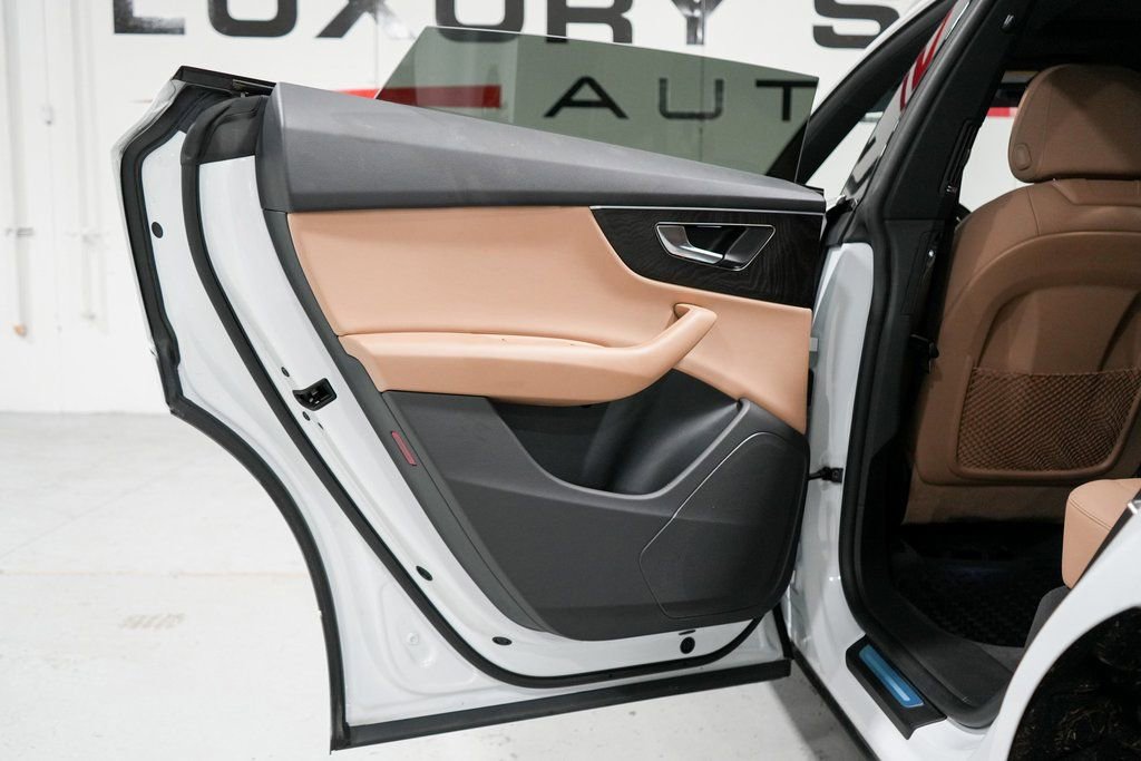 Used 2023 Audi Q8 Premium image 35