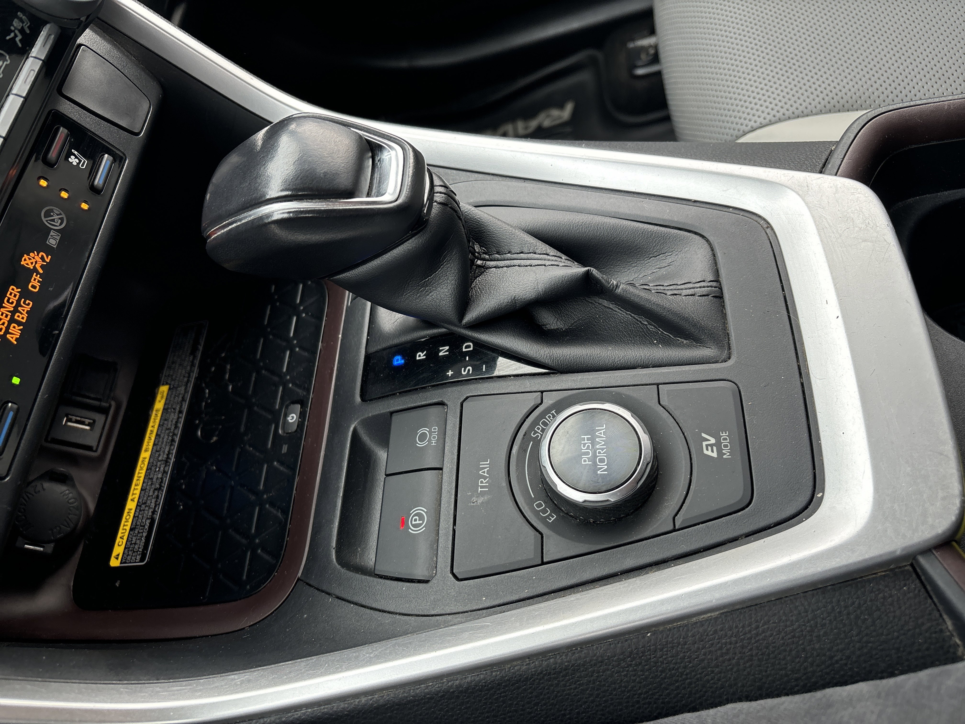 Used 2020 Toyota RAV4 Limited image 24