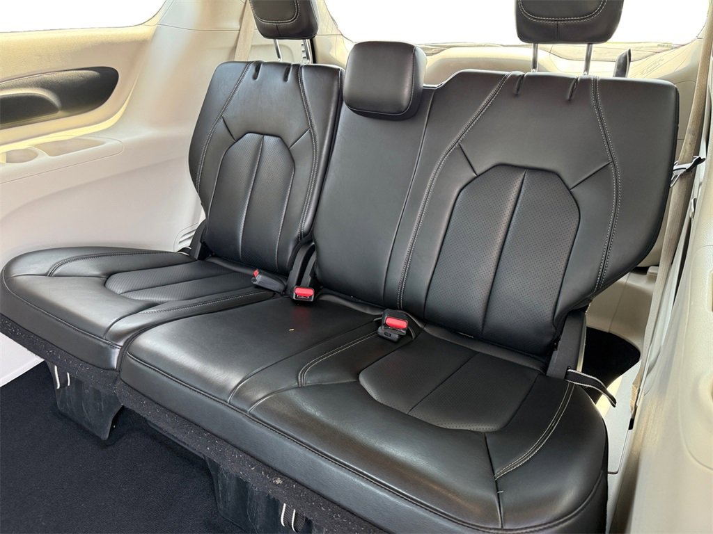 Certified 2023 Chrysler Pacifica Touring-L image 14