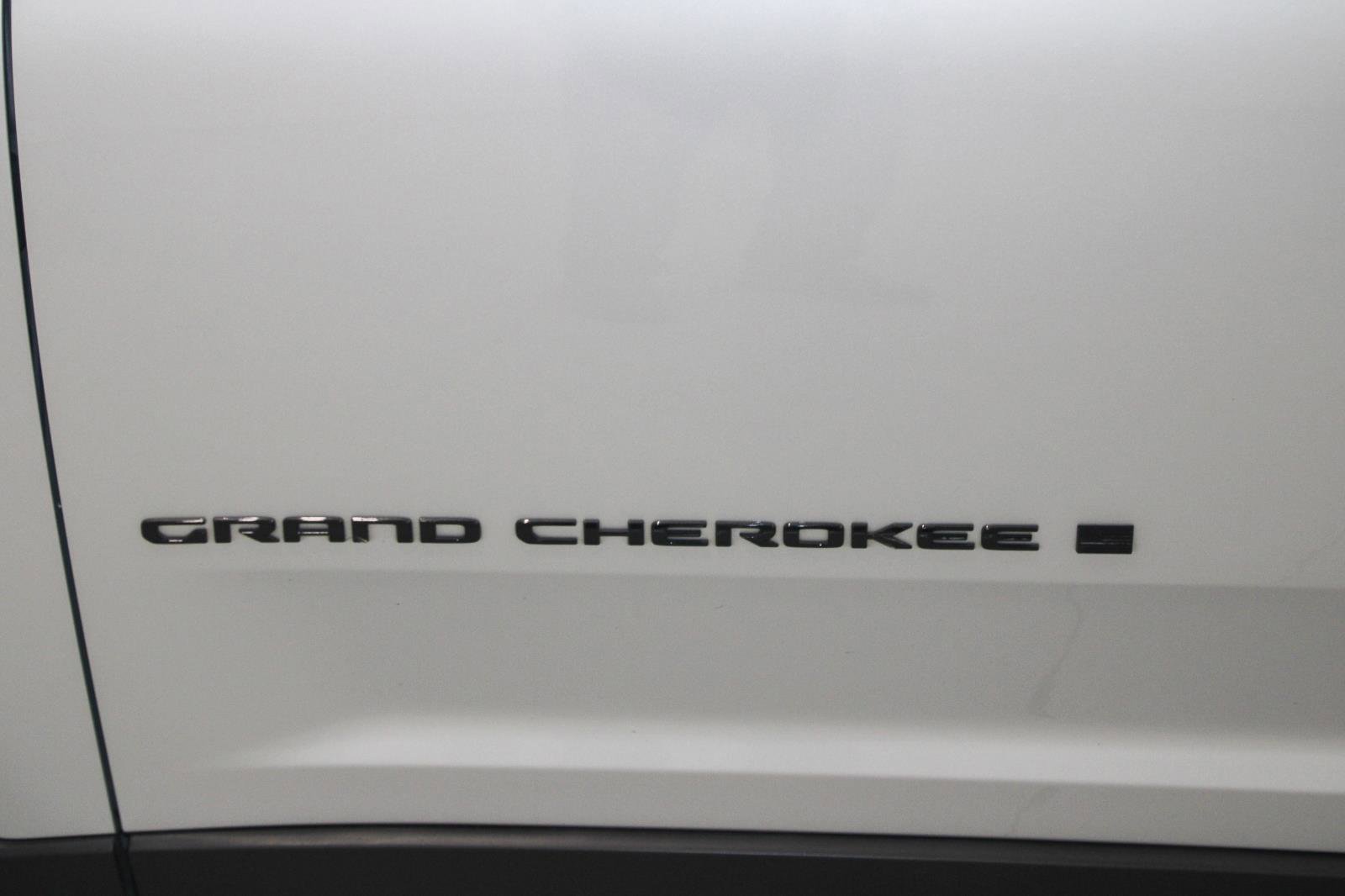 Used 2024 Jeep Grand Cherokee L Laredo image 5
