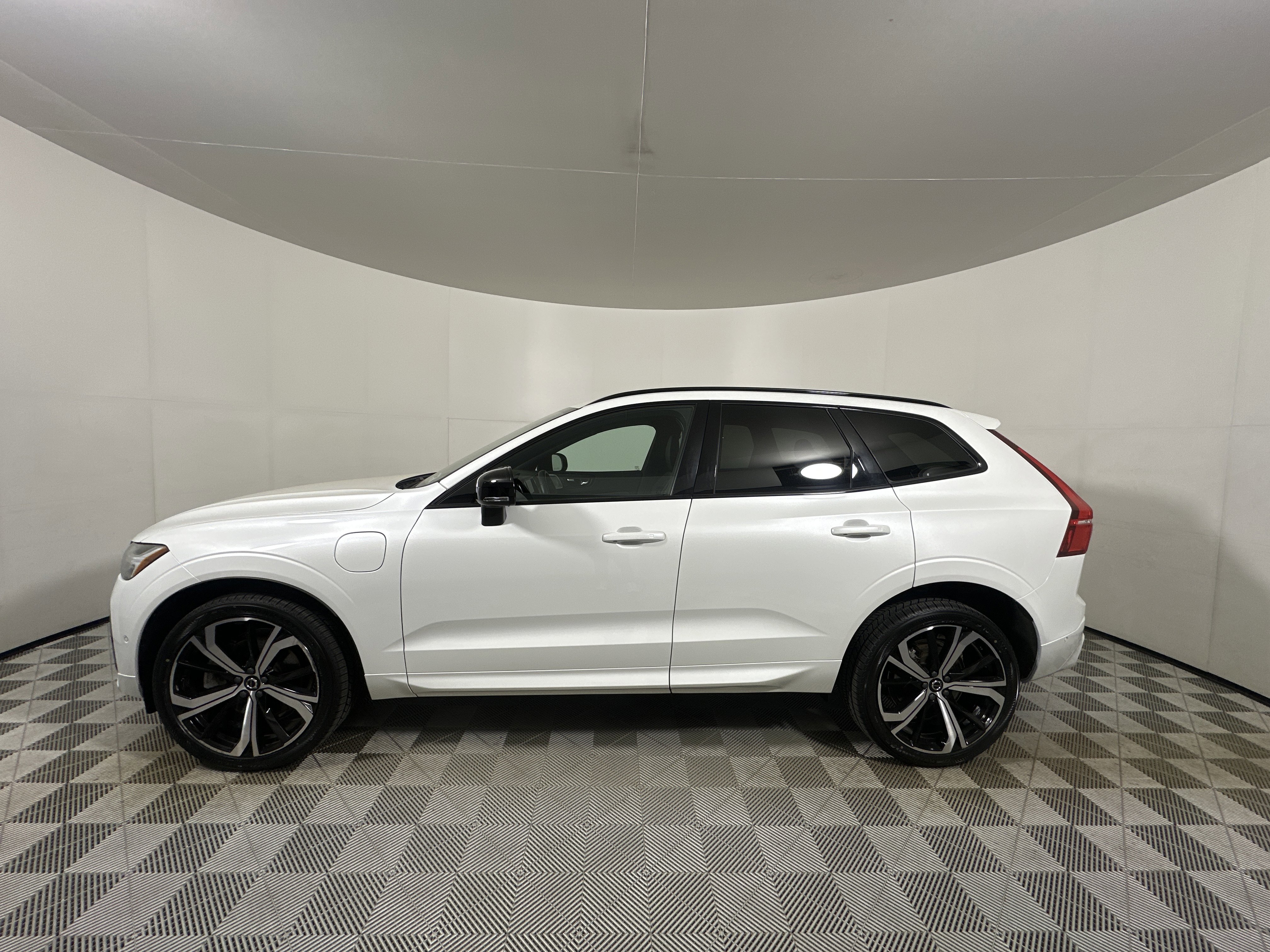 Used 2022 Volvo XC60 T8 R-Design w/ Advanced Package AWD/4WD image 4