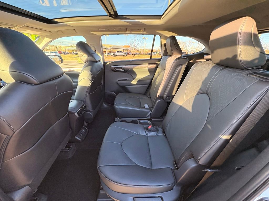 Used 2026 Toyota Highlander Platinum image 25